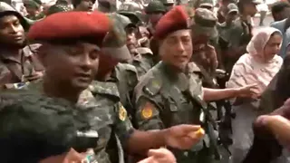 bangladeshi-hindus-army-clash-jamuna-state-guest-house-dhaka-muhammad-yunus-residence-sheikh-hasina-watch-video